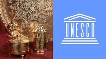 Objets en métal gravé traditionnellement en Algérie, patrimoine culturel.