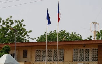 Drapeaux français et européen devant un bâtiment au Niger.