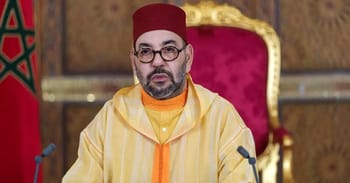 Mohammed VI, roi du Maroc, en tenue traditionnelle lors d'une réunion officielle.
