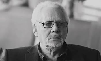 Portrait en noir et blanc de Khaled Nezzar, ancien général algérien.