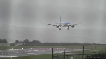 Avion en approche avec vent fort et pluie intense.