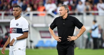 Luis Enrique et Mbappé sur le terrain de football.