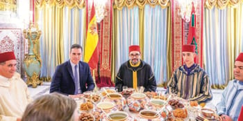 Rencontre officielle entre dirigeants espagnols et marocains en salle de réception luxueuse.