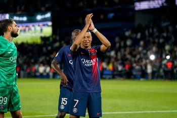 Kylian Mbappé en célébration après un match de football.