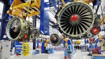 Moteurs d'avion en fabrication dans une usine moderne.