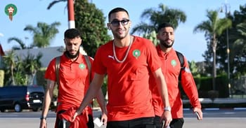 Équipe nationale marocaine de football arrivant pour le match test.