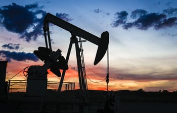 Puit de pétrole en extraction lors du coucher du soleil.