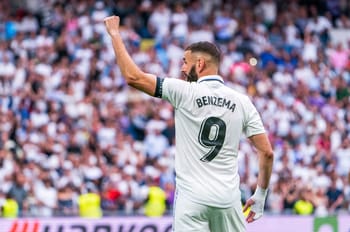 Karim Benzema portant le maillot numéro 9 sur le terrain.