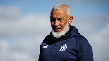 Homme d'affaires avec écouteurs, fond ciel bleu.