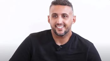 Homme d'affaires franco-algérien souriant lors d'une interview.