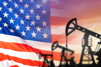 Pétrole et drapeau américain, image symbolique de l'industrie pétrolière.