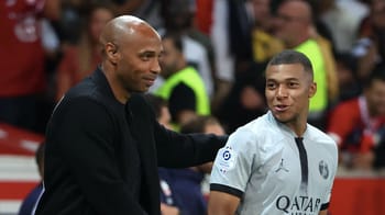 Thierry Henry et Kylian Mbappé lors d'un événement sportif.