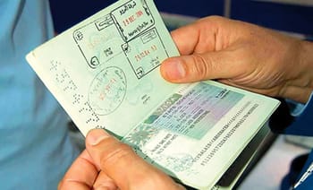Contrôle de visa par un agent de l'immigration à Bir Khadem.