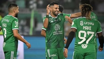 Riyad Mahrez et ses coéquipiers en célébration sur le terrain.