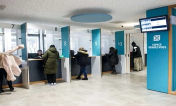 Espace d'accueil avec plusieurs guichets pour services sociaux en France.