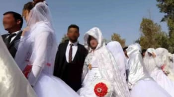 Cérémonie de mariage avec femmes en tenues traditionnelles blanches.