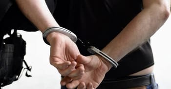 Un homme en garde à vue avec des menottes, contexte judiciaire en Tunisie.