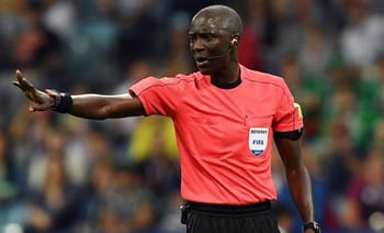 Arbitre de football en pleine décision lors d'un match important.
