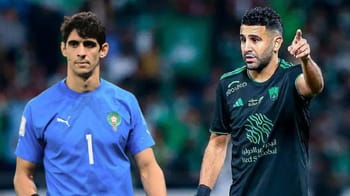 Mahrez et Bounou lors d'un match, absents des finalistes des CAF Awards.