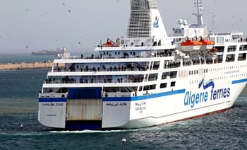 Ferry Algérie Ferries naviguant dans le port algérien.