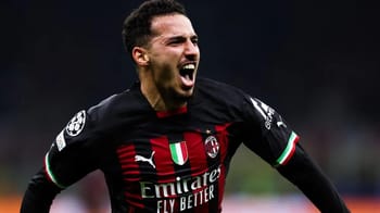 Joueur de football en action, célébrant une victoire.