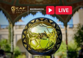 Trophée CAF Awards 2023 en or avec décor marocain en arrière-plan.