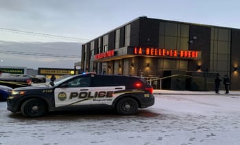 Voiture de police devant un restaurant La Belle et La Bœuf en hiver.