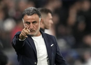 Entraîneur de football pointant du doigt sur le terrain.
