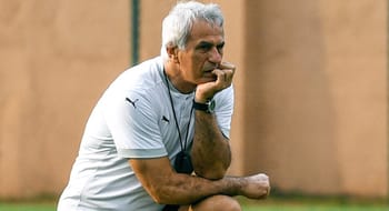Vahid Halilhodzic, entraîneur, en pleine réflexion lors d'un entraînement.