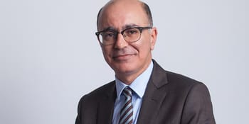 Homme en costume avec lunettes, portrait professionnel.