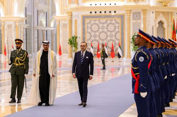 Dignitaires en visite officielle au Maroc avec garde d'honneur en uniforme.