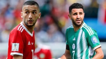 Deux joueurs de football algériens et marocains lors d'un match amical.