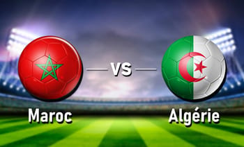 Ballons de football avec drapeaux du Maroc et de l'Algérie.