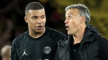 Kylian Mbappé et Luis Enrique lors d'une conversation intense.