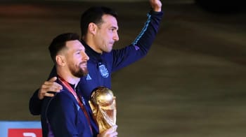 Lionel Messi et Scaloni célébrant ensemble après une victoire.