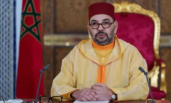 Mohammed VI en tenue traditionnelle lors d'une rencontre officielle au Maroc.