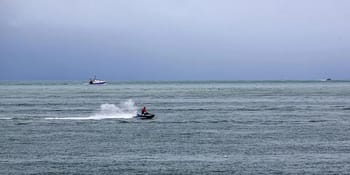 Jet-ski rapide en mer lors d'une opération maritime.