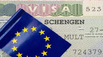 Drapeau de l'Union européenne et visa Schengen.