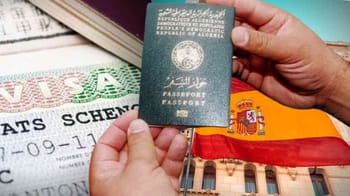 Passeport algérien avec drapeau espagnol en arrière-plan.