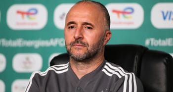 Belmadi, entraîneur de football, lors d'une conférence de presse.