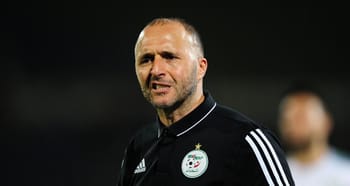 Djamel Belmadi, entraîneur de l'équipe nationale algérienne, sur le terrain.