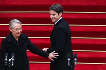 Gabriel Attal et Élisabeth Borne lors d'une cérémonie officielle.