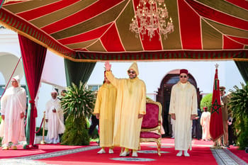 Mohammed VI saluant lors d'une cérémonie sous un grand chapiteau marocain.
