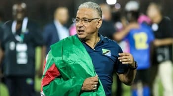 Adel Amrouche portant un drapeau du Comores lors de la CAN 2023.