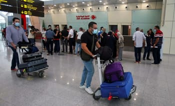 Passagers à l'aéroport d'Alger avec bagages, portant des masques.