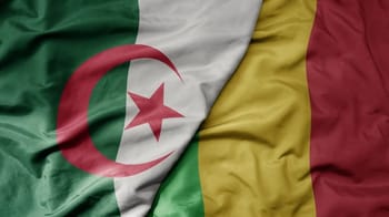 Drapeaux de l'Algérie et du Mali côte à côte, symbolisant la crise diplomatique.