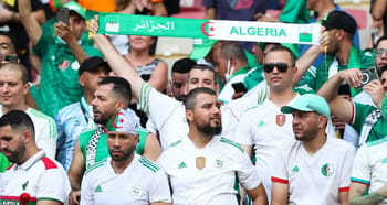 CHAN 2024 : Ce qu'ambitionne l'Algérie Supporters algériens avec drapeaux et écharpes lors d'un événement sportif.