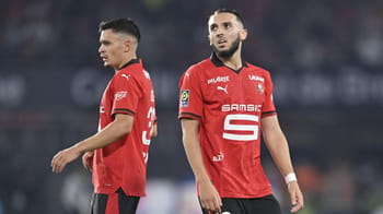 Amine Gouiri lors d'un match de football avec l'Olympique Lyonnais.
