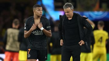 Kylian Mbappé et Luis Enrique lors d'un match de football.