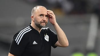 Belmadi, entraîneur de l'Algérie, en réflexion après le match nul.